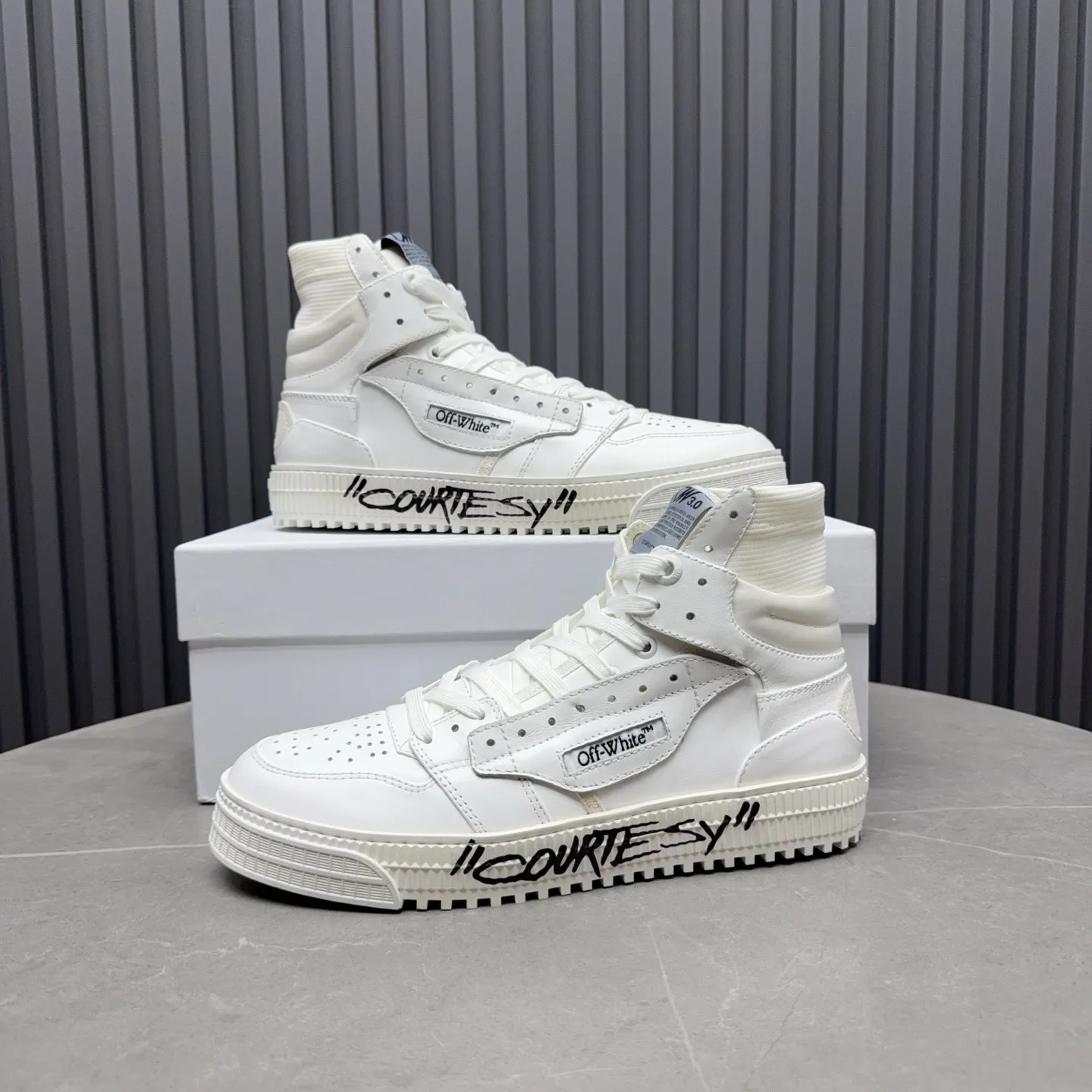 Men's shoes💰740 OFF WHITE ⚡️Couple style⚡️The latest spring style street casual shoes, released with the highest quality version on the market👊Series original mold opening, original lasting, production technology 1:1 original version➰🔜The best choice for more and more celebrities and Internet celebrities🔸In the classics Changes in the code🔸Innovate in the trend🔸Strive to break away from the shackles of bad street design🔝Although he is not the originator of fashion design, he is definitely a shining dark horse in avant-garde design🐴🆙Do not follow the trend🔅Not universal beauty🔅 Fabric💯First-layer cowhide Lining💯Imported skin-friendly and environmentally friendly polyester mesh Foot pads💯Original molded high-elastic environmentally friendly molding pads Midsole💯Made with original last-last technology Outsole💯Rubber outsole Packaging💯Official website synchronizes full set of packaging (brand wrapping paper, brand certificate, brand cloth bag) Code numbers 35-44, 45 46 Customized